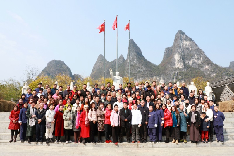 年会合影.jpg